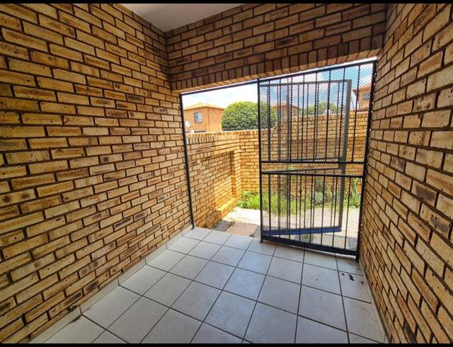 2 BEDROOM TOWNHOUSE FOR SALE IN FLORENTIA